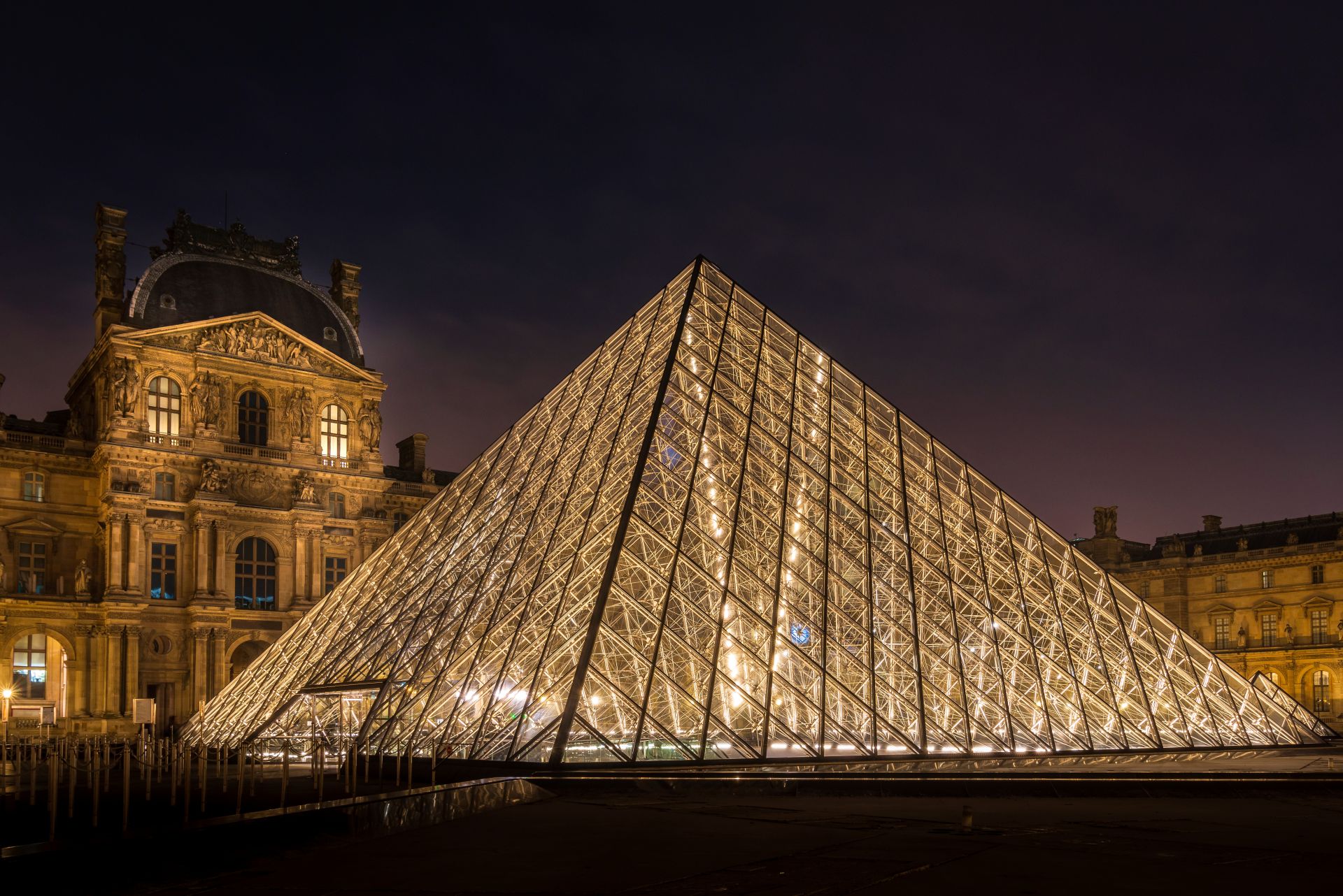 Das Louvre museum bei Nacht in Paris